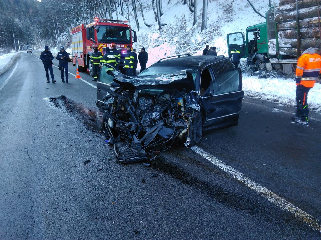 Accident la ieșirea din Mureșenii Bârgăului Un tânăr a rămas