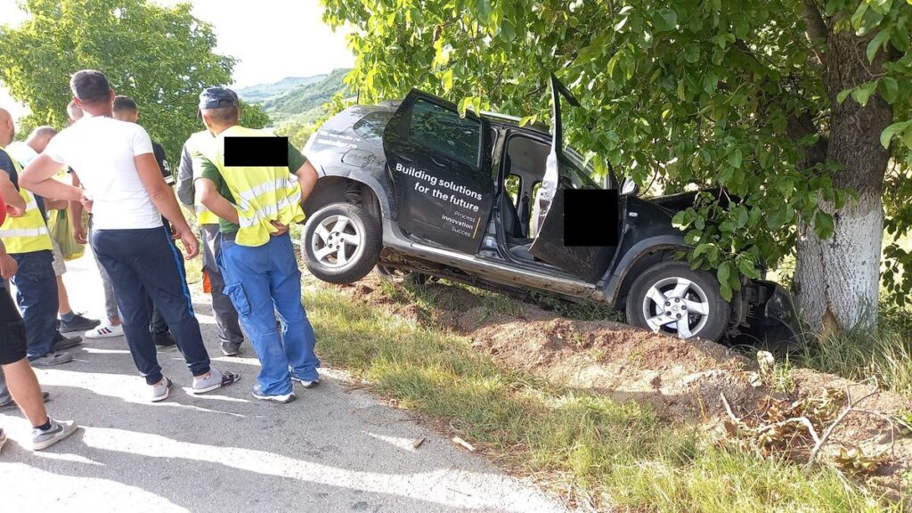 O Ma In A Intrat Ntr Un Nuc De La Marginea Drumului N Budacu De Sus