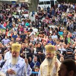 2 Peste 100.000 de oameni sunt aşteptaţi la slujba de duminică, ce va fi oficiată de un sobor de preoţi, în frunte cu Mitropolitul Clujului, Andrei Andreicuţ.