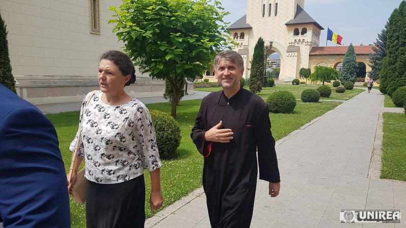 tight half past seven Accurate Pr. Cristian Pomohaci, primit cu aplauze la intrarea in Arhiepiscopia din  Alba Iulia (FOTO-VIDEO)