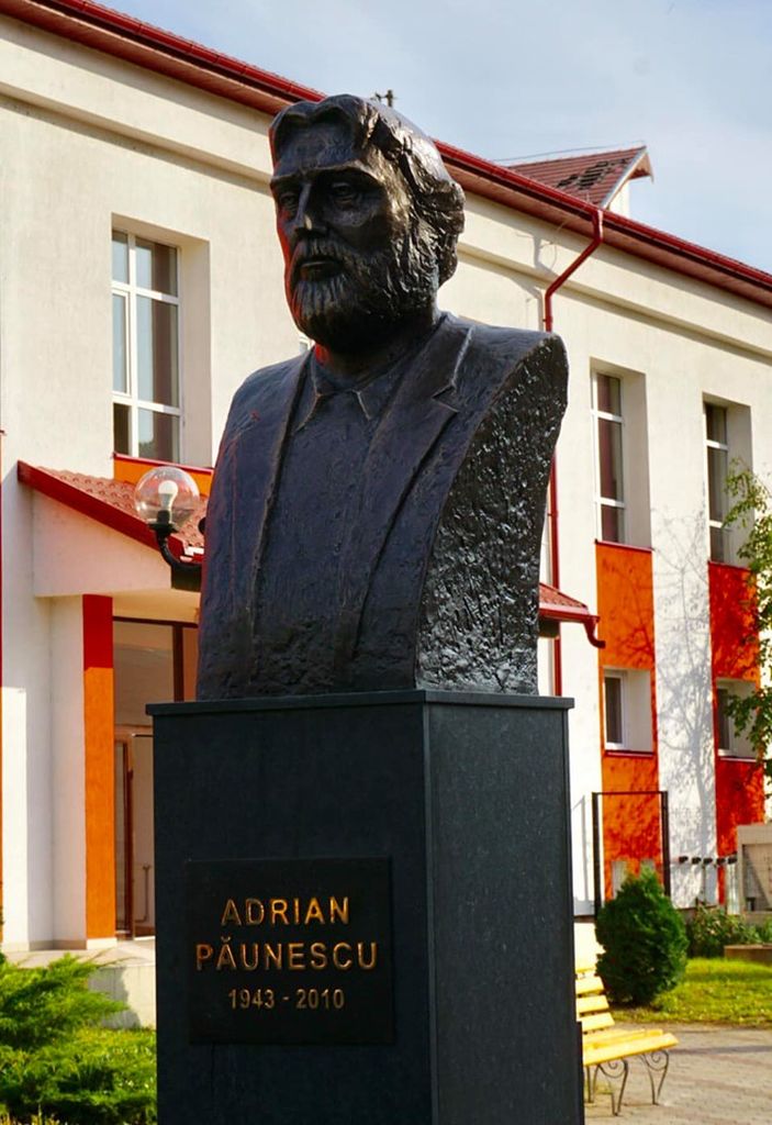 Cenaclul Flacara”. Bust al poetului Adrian Paunescu, dezvelit la Nasaud
